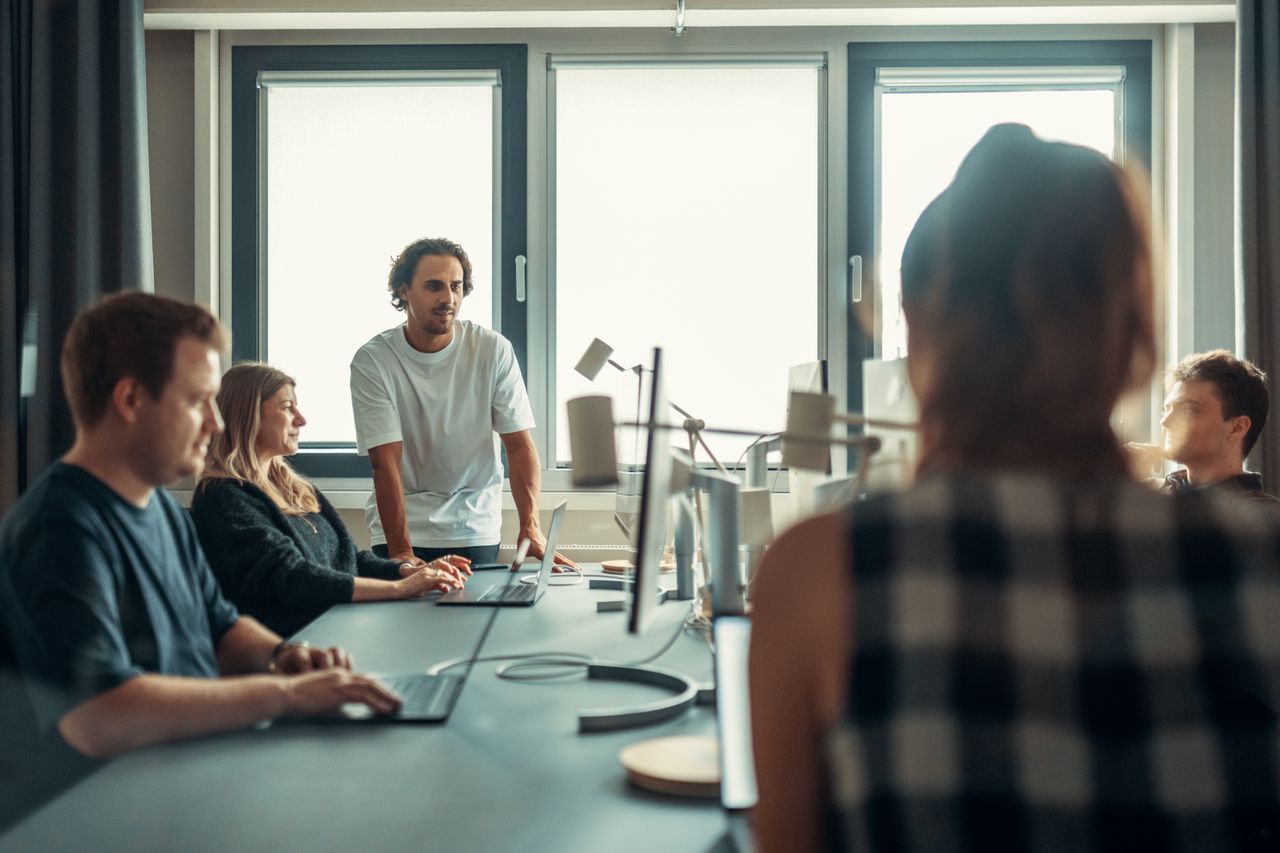 Une équipe diversifiée en pleine discussion lors d’une réunion collaborative au bureau.